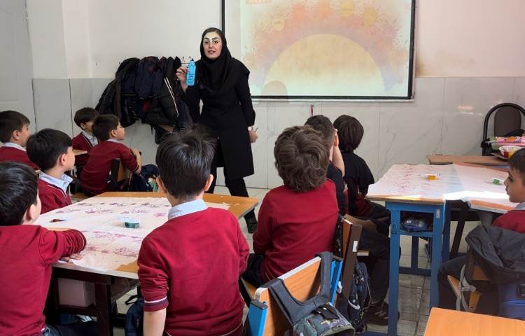 تدریس ترکیب رنگ‌ها در زنگ زبان عمومی