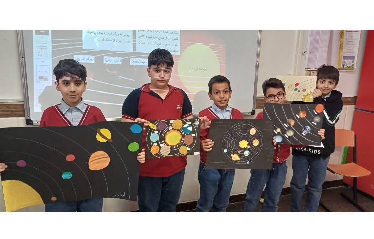 تدریس درس آسمان درشب و نمایش کاردستی دانش آموزان 3