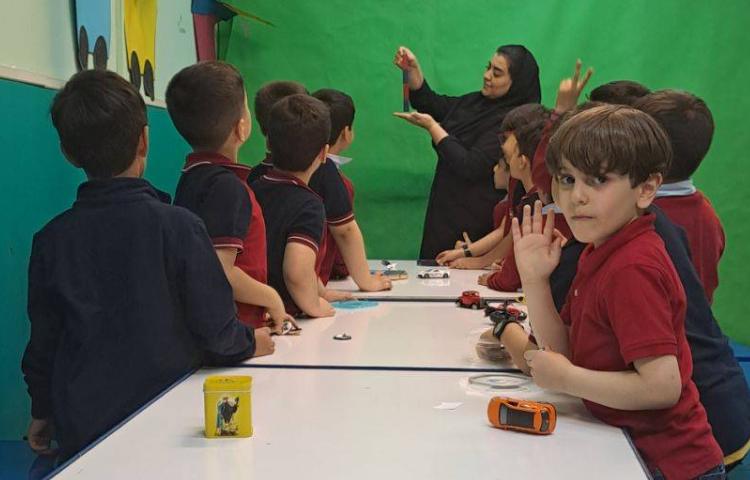 تدریس درس آهنربا در آزمایشگاه دبستان 5