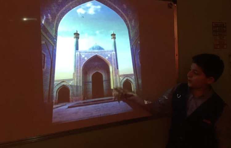 تدریس درس اصفهان با ارائه دانش آموز پایه ششم 5