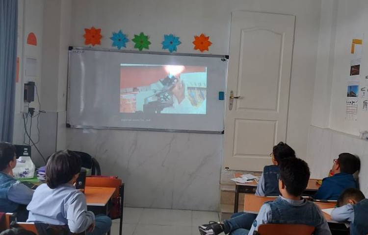 تدریس درس علوم ( خیلی‌کوچک‌خیلی‌بزرگ ) با پخش ویدیوهای مربوط به یاخته‌های گیاهی و جانوری انجام شد 1