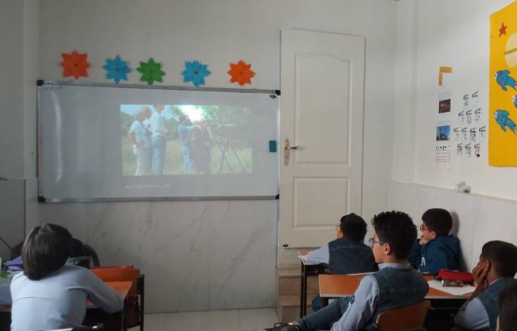 تدریس درس علوم ( خیلی‌کوچک‌خیلی‌بزرگ ) با پخش ویدیوهای مربوط به یاخته‌های گیاهی و جانوری انجام شد