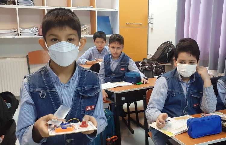 تدریس درس علوم و انجام آزمایش علوم 2