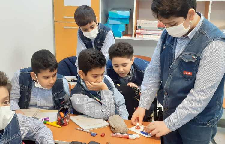 تدریس درس علوم و انجام آزمایش علوم 4