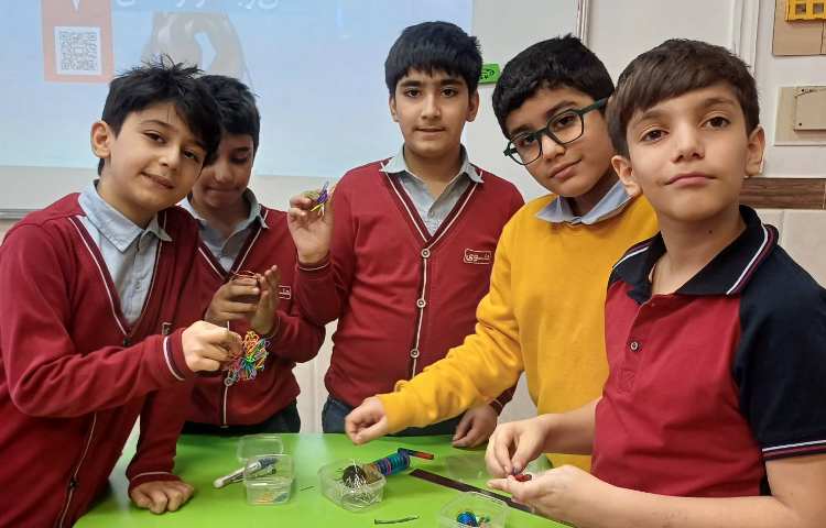 تدریس درس علوم و انجام فعالیت 1