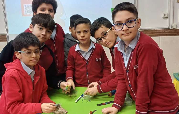 تدریس درس علوم و انجام فعالیت 2