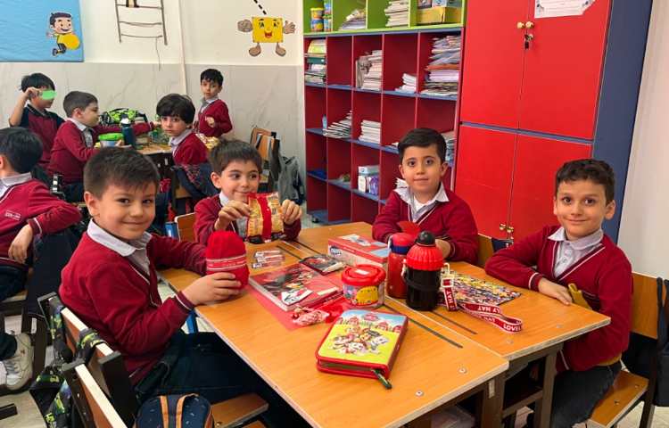 تدریس رنگ‌های اصلی و فرعی در زنگ زبان عمومی 1