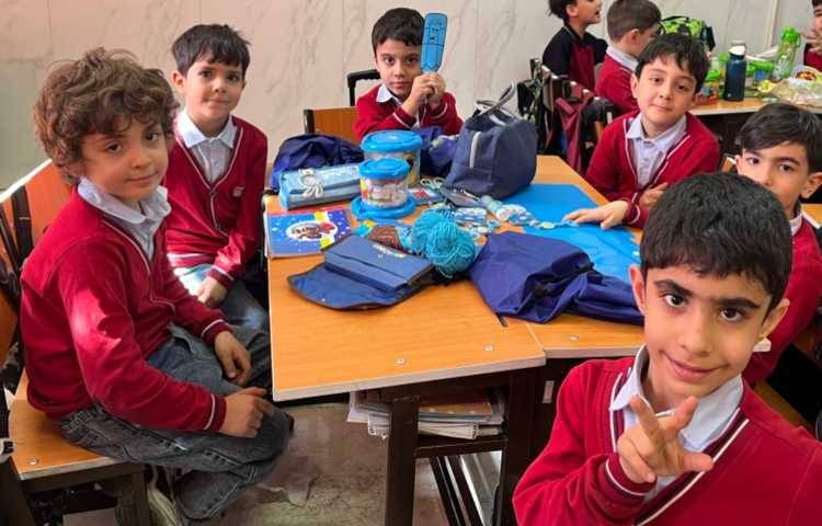 تدریس رنگ‌های اصلی و فرعی در زنگ زبان عمومی 3