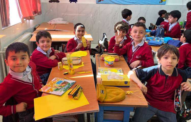 تدریس رنگ‌های اصلی و فرعی در زنگ زبان عمومی