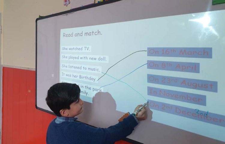 :تدریس روخوانی متن به همراه فعالیت های جانبی