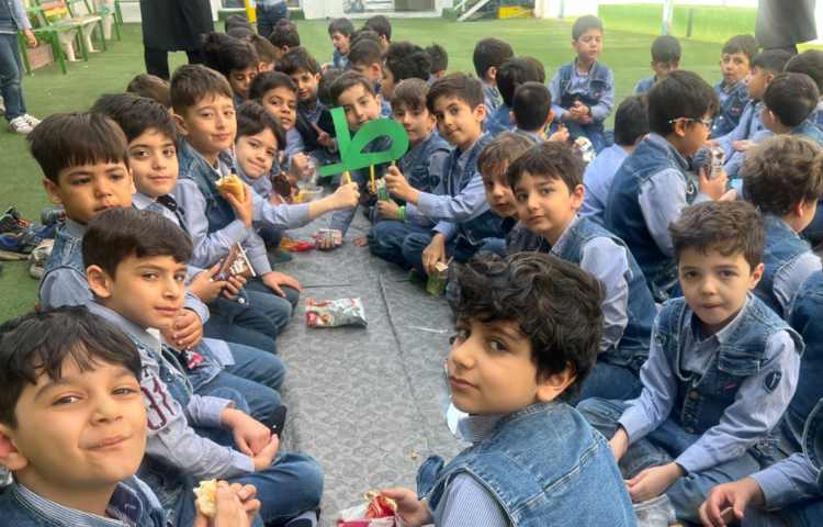 تدریس (ط) همراه با بازی طناب کشی در حیاط مدرسه 1