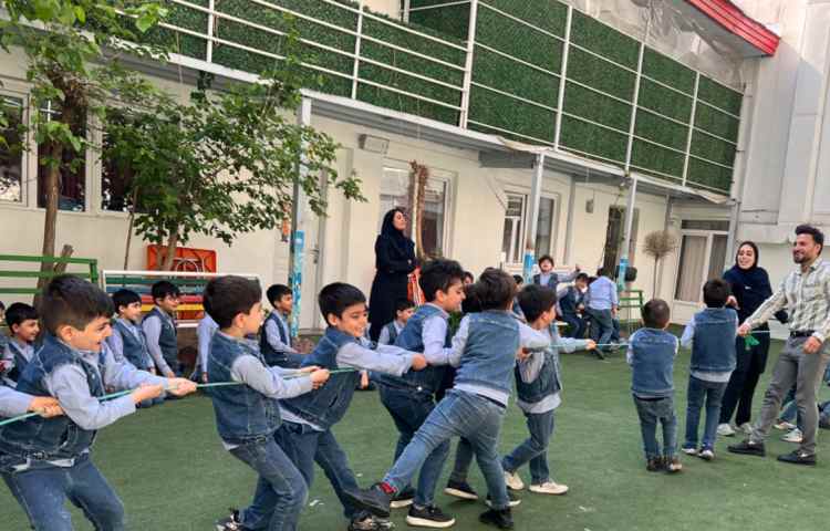 تدریس (ط) همراه با بازی طناب کشی در حیاط مدرسه 2
