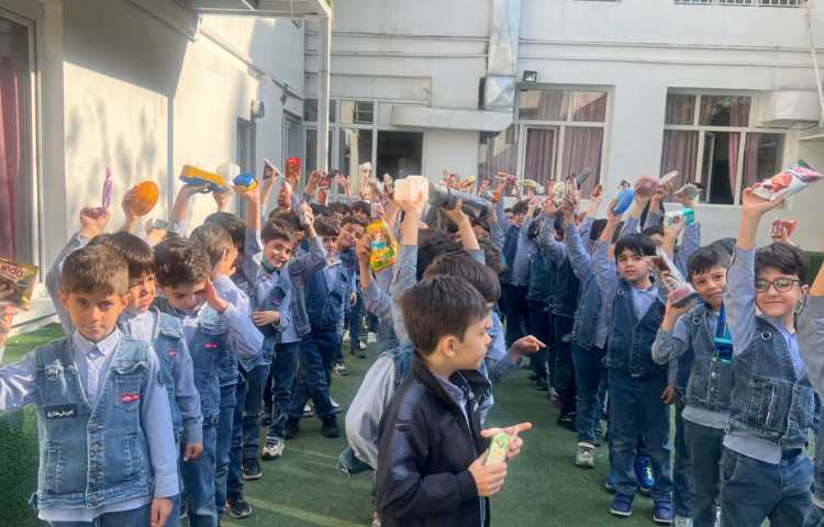 تدریس (ط) همراه با بازی طناب کشی در حیاط مدرسه