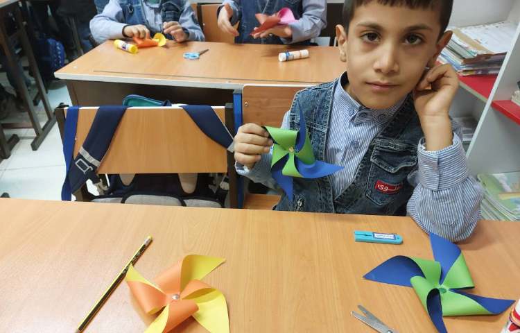 تدریس علوم ساخت فرفره و آشنایی با کاربرد فرفره و بادسنج 4