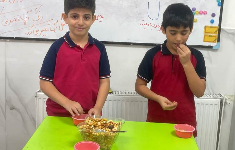 تدریس علوم مخلوط ها خوردن اجیل و درک مفهوم مخلوط ها 2