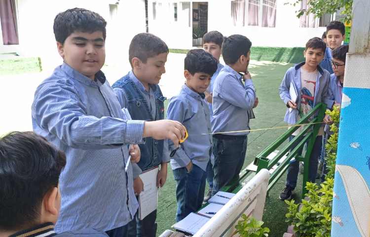 تدریس محیط و مساحت و کار عملی اندازه گیری محیط باغچه مدرسه 1