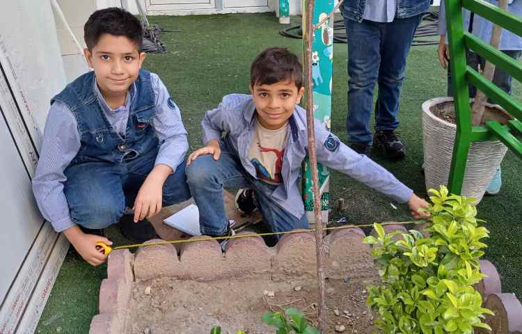 تدریس محیط و مساحت و کار عملی اندازه گیری محیط باغچه مدرسه 3