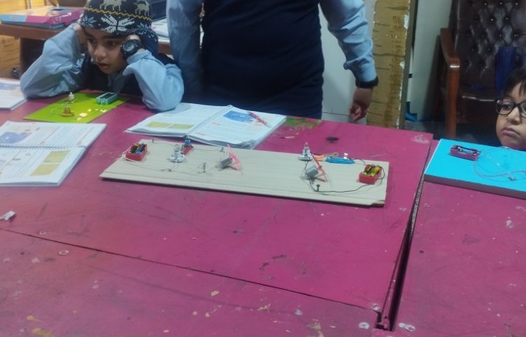 تدریس مدار الکتریکی موازی پایه چهارم در آزمایشگاه 1