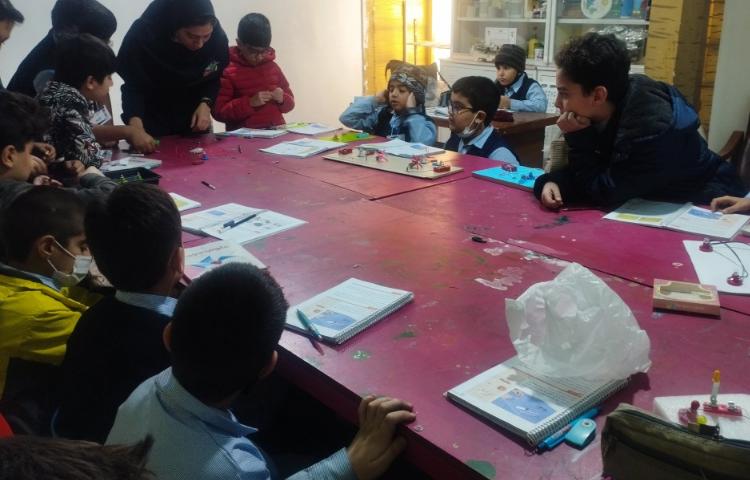 تدریس مدار الکتریکی موازی پایه چهارم در آزمایشگاه 2