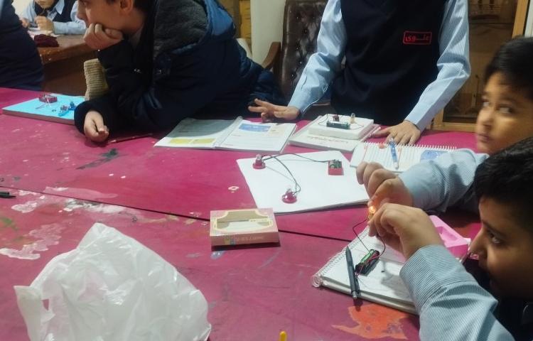 تدریس مدار الکتریکی موازی پایه چهارم در آزمایشگاه 3