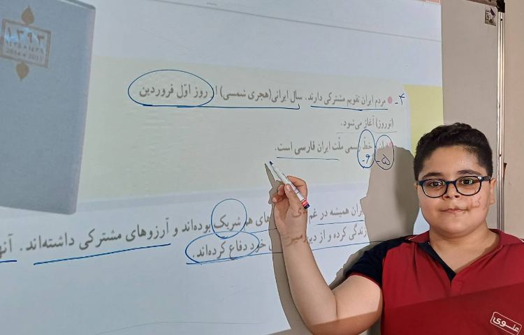 تدریس مطالعات و خواندن سرود ملی در کلاس 3