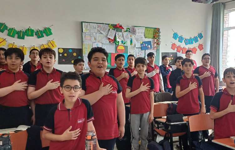 تدریس مطالعات و خواندن سرود ملی در کلاس