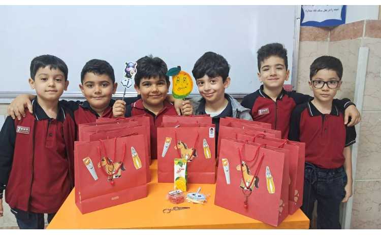 تدریس نشانه ها و همکاری پسرای کلاس اول 2 1