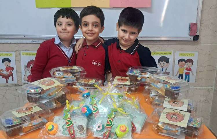 تدریس نشانه ها و همکاری پسرای کلاس اول 2 2