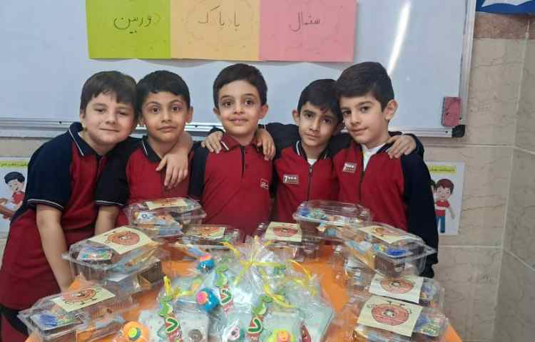 تدریس نشانه ها و همکاری پسرای کلاس اول 2 4