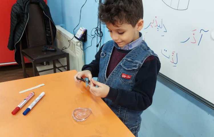 تدریس نشانه ی ذ با ایجاد انگیزه ی ساخت ذره بین 6