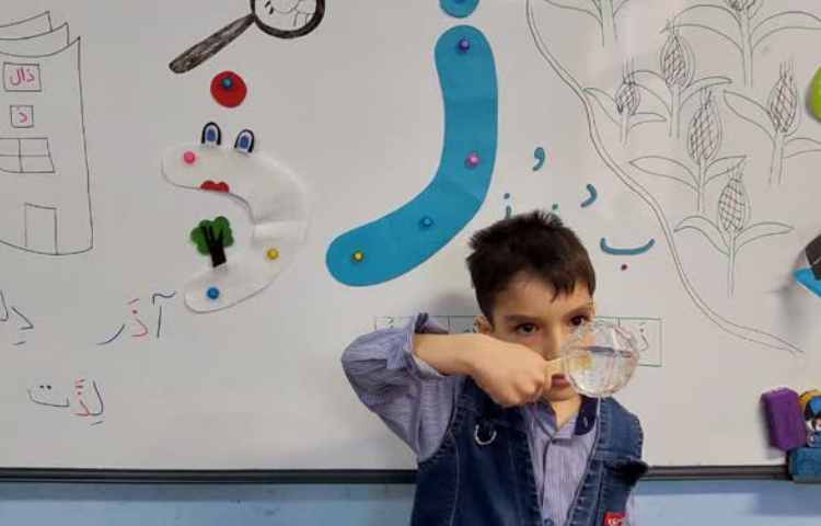 تدریس نشانه ی ذ با ایجاد انگیزه ی ساخت ذره بین 8