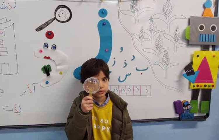 تدریس نشانه ی ذ با ایجاد انگیزه ی ساخت ذره بین