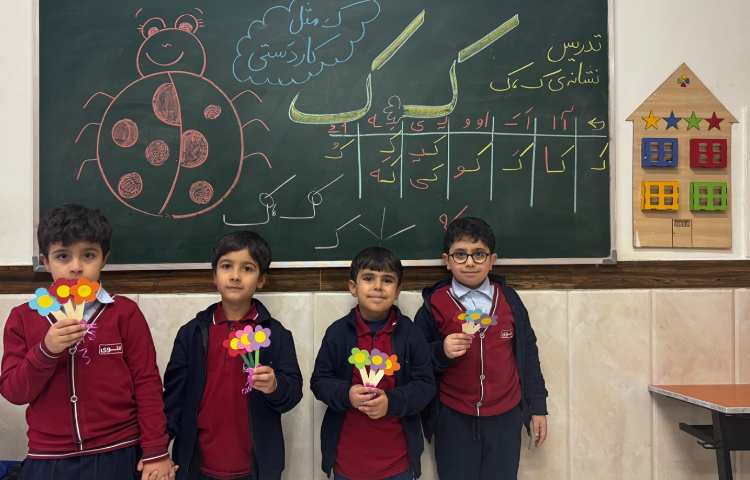 تدریس نشانه‌ی (ک) به همراه کاردستی دسته گل برای روز مادر 4