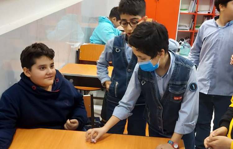 تدریس و سوال از دانش‌آموزان با بازی تاس 1