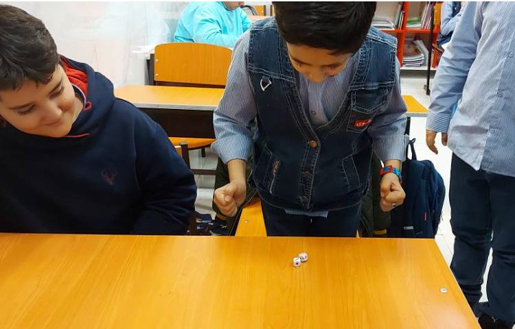 تدریس و سوال از دانش‌آموزان با بازی تاس