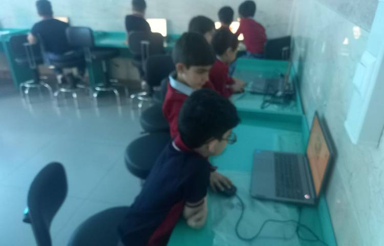 تدریس کامپیوتر انجام پروژه های اسکرچ جونیور 2