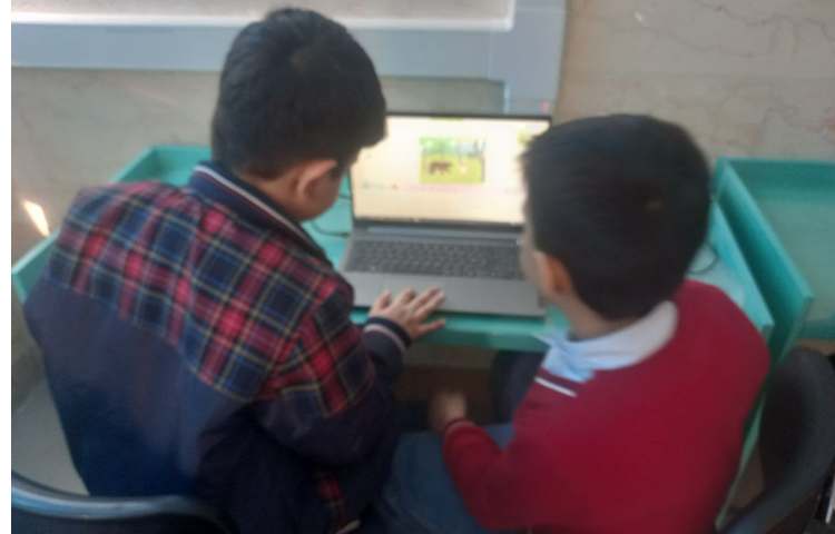 تدریس کامپیوتر انجام پروژه های اسکرچ جونیور 2