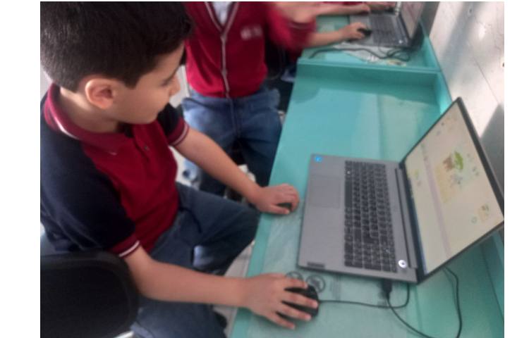 تدریس کامپیوتر انجام پروژه های اسکرچ جونیور 3