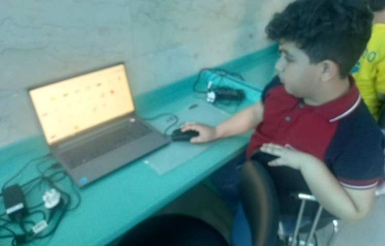 تدریس کامپیوتر انجام پروژه های اسکرچ جونیور 4