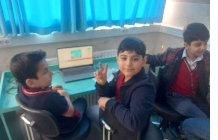 تدریس کامپیوتر انجام پروژه های اسکرچ جونیور 4