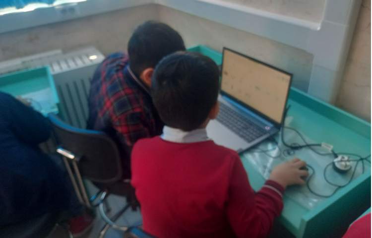 تدریس کامپیوتر انجام پروژه های اسکرچ جونیور 5