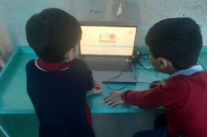 تدریس کامپیوتر انجام پروژه های اسکرچ جونیور 6