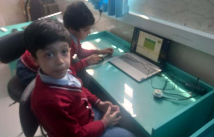 تدریس کامپیوتر انجام پروژه های اسکرچ جونیور 6