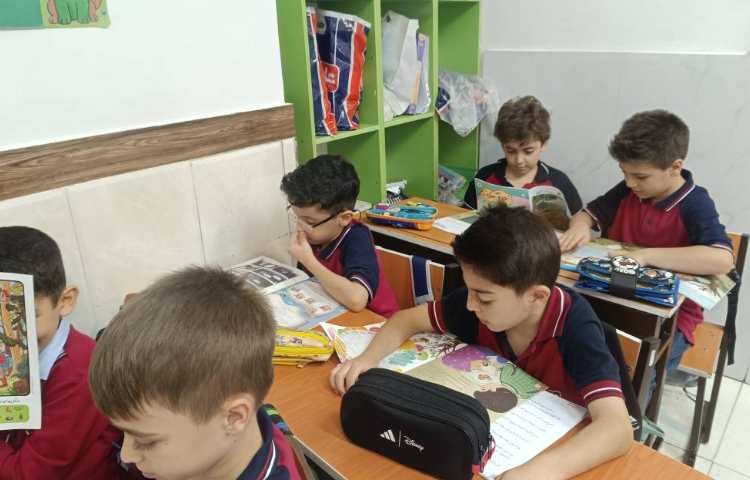 تدریس کتاب‌خانه درس ما توسط دانش‌آموزان روانخوانی شدو آنها با کتاب و مجله آشنا شدند. 1