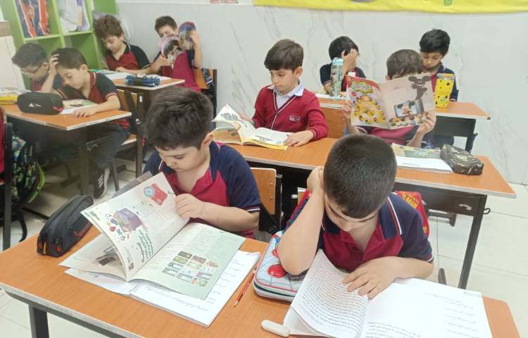 تدریس کتاب‌خانه درس ما توسط دانش‌آموزان روانخوانی شدو آنها با کتاب و مجله آشنا شدند. 3