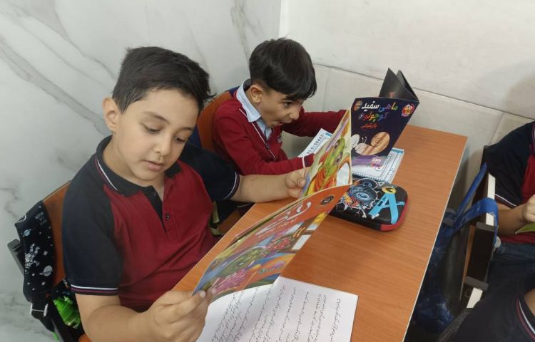تدریس کتاب‌خانه درس ما توسط دانش‌آموزان روانخوانی شدو آنها با کتاب و مجله آشنا شدند. 4