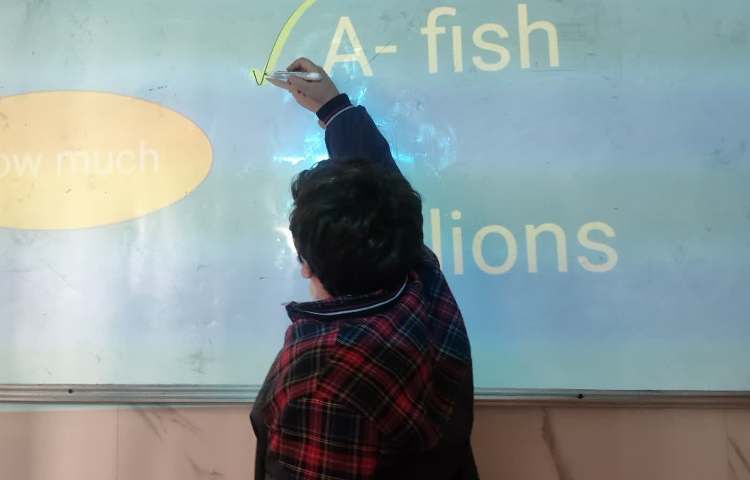 تدریس گرامر و حل تمرین توسط دانش آموزان 1