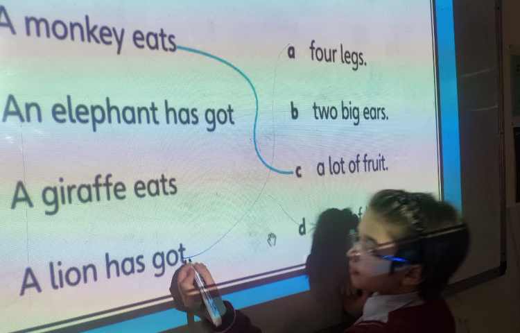 تدریس گرامر و حل تمرین توسط دانش آموزان 2