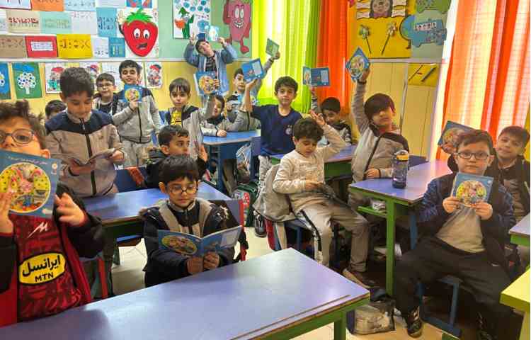 ترویج کتاب خوانی ( هدیه ی آقای صدرا هاشمی کلاس پرتقال)