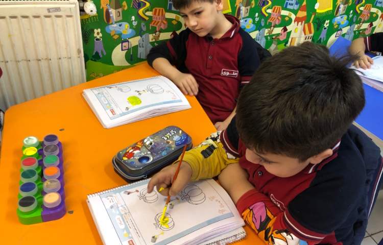 ترکیب رنگ قرمز و زرد و درست کردن رنگ نارنجی 1